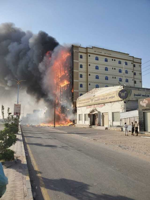 شبوة.. حريق هائل بأحد فنادق عتق وغياب تام للدفاع المدني 'فيديو'