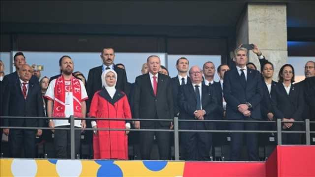 أردوغان يواسي لاعبي المنتخب التركي بعد هزيمته أمام هولندا