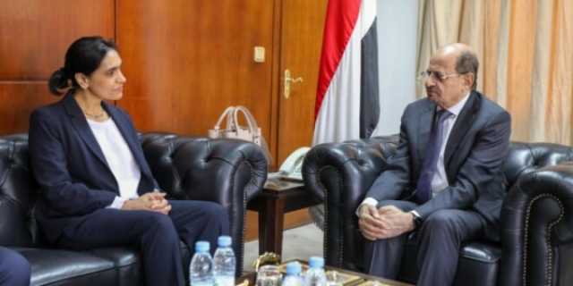 بالتزامن مع مشاورات مسقط.. وزير الخارجية يلتقي سفيرة بريطانيا لدى اليمن