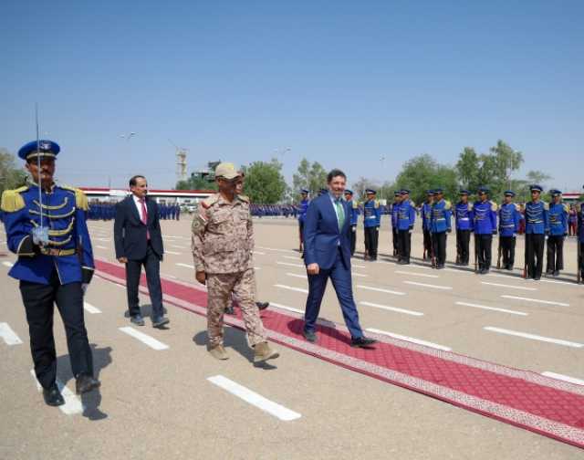 خلال زيارته لكلية الطيران.. بن مبارك: مأرب حصن الجمهورية ومدينة الصمود والتضحية