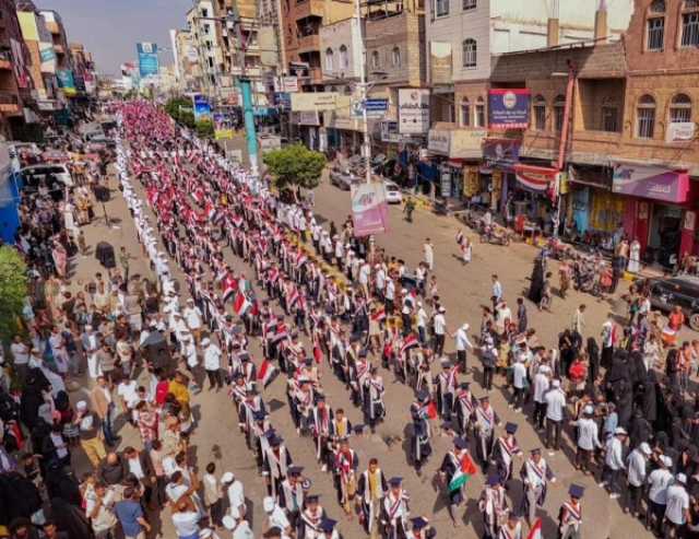 بذكرى الثورة.. تعز تحتفي بتخرج 1500 طالباً وطالبة من أسر الشهداء والجرحى من معهد 'إحتراف'