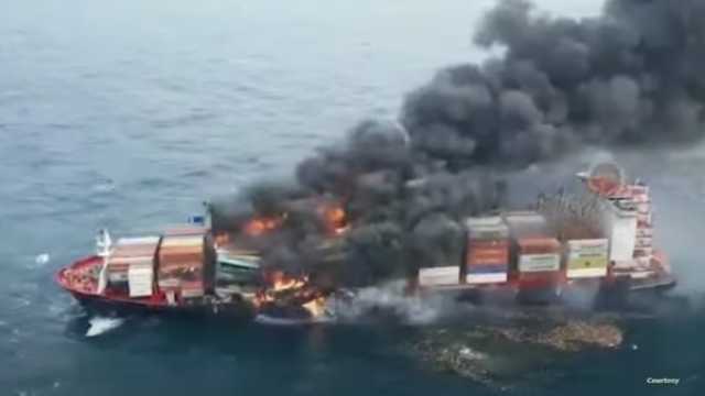 'نُذر حرب عالمية'.. حقيقة فيديو احتراق سفينة أميركية بعد هجوم حوثي
