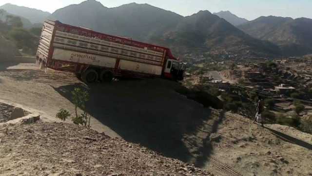 لحج.. نجاة مسافرين جراء انزلاق شاحنة بمنحدر جبلي بطريق القبيطة