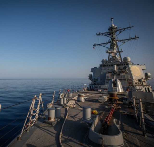 سنتكوم: اعتراض 4 مسيرات حوثية كانت تستهدف سفينة حربية أمريكية