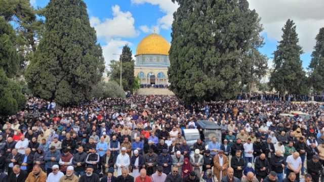 80 ألفا يؤدون صلاة الجمعة الأولى من رمضان في المسجد الأقصى