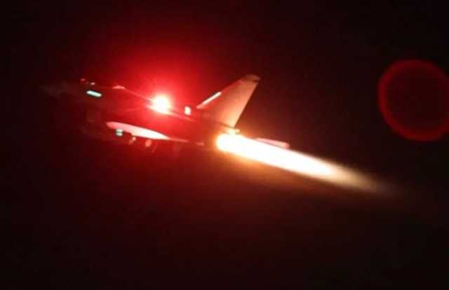طيران أمريكي بريطاني يستهدف مواقع للحوثيين شرق الحديدة