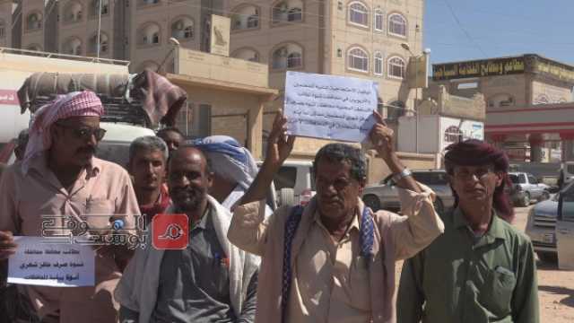 معلمو شبوة يحتجون لتأخر رواتبهم والمحافظ يوجحه باعتماد مالي شهري