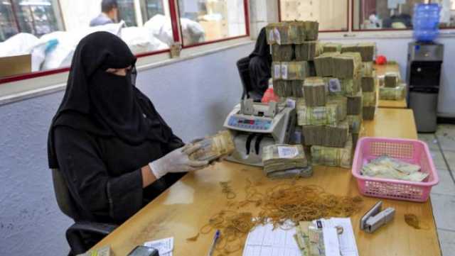 عدن.. الريال اليمني يواصل الإنهيار ويقترب من حاجز الـ 1900 ريال أمام الدولار