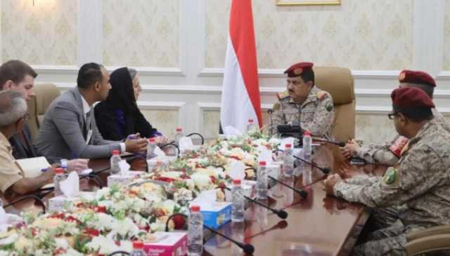 وزير الدفاع يطالب المجتمع الدولي بدور أكثر حزاما تجاه تعنت الحوثيين الرافض لعملية السلام