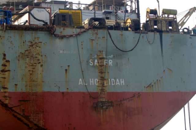 الشرعية تطالب باستكمال تنظيف خزان صافر المتهالك والتخلص من النفط في السفينة البديلة
