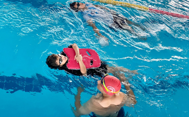 الاتحاد القطري للرياضة للجميع ينظم الجولة الثالثة من برنامج تعلم السباحة