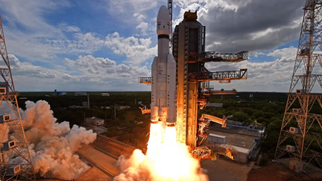 الهند تطلق أول مركبة فضائية لدراسة الشمس بنجاح