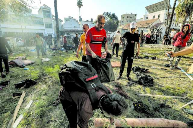 فلسطينيون يبحثون عن أشلاء من مجزرة المستشفى