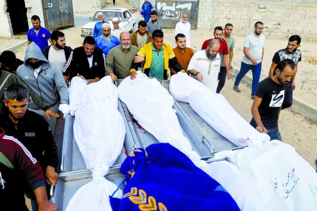سكان غزة يهرعون إلى المشافي للتعرف على جثامين أقاربهم