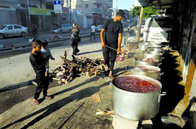 مع غياب الوقود.. أهل القطاع يطبخون الطعام على نار الملابس