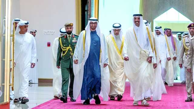 صاحب السمو يتقدم مستقبلي رئيس الإمارات