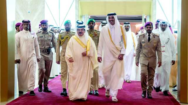 صاحب السمو يتقدم مستقبلي ملك البحرين