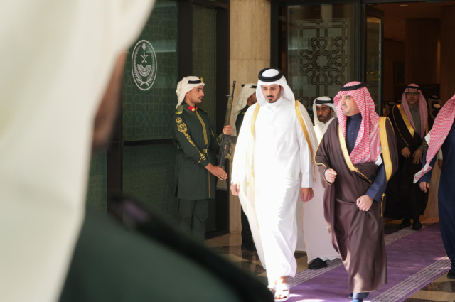 وزير الداخلية يجتمع مع نظيره السعودي