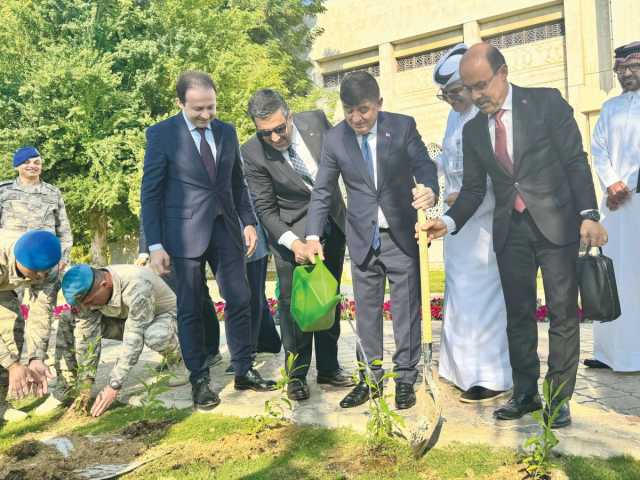 السفارة التركية تغرس 150 شجرة بحديقة المطار القديم