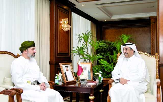 وزير العمل يجتمع مع السفير العماني ومسؤول خليجي سابق