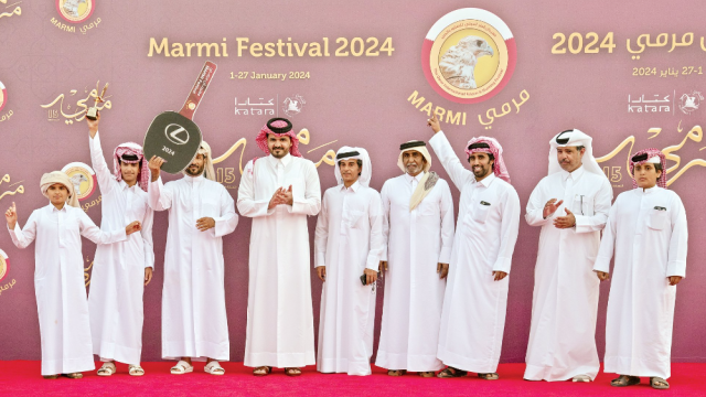 الشيخ جوعان بن حمد يتوج الفائزين في بطولات مهرجان قطر الدولي للصقور والصيد (مرمي 2024)