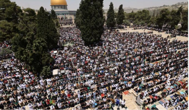 12 ألف فلسطيني يؤدون صلاة الجمعة في المسجد الأقصى المبارك