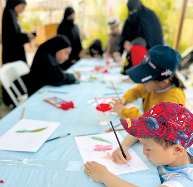 أطلق سلسلة محاضرات بيئية.. 140 طالباً في ورش الجناح العُماني الزراعية