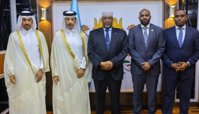 رئيس مجلس الشعب الصومالي يجتمع مع سفير دولة قطر