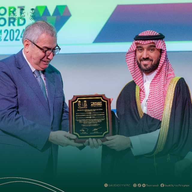 رئيس اللجنة الأولمبية والبارالمبية السعودية يتسلّم جائزة سبورت أكورد العالمية