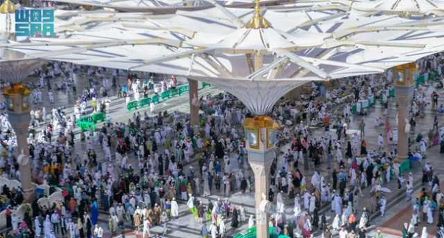 توفير سقيا مياه زمزم الباردة على مدار الساعة.. 250 مظلة توفّر أجواء الراحة للحجاج في المسجد النبوي