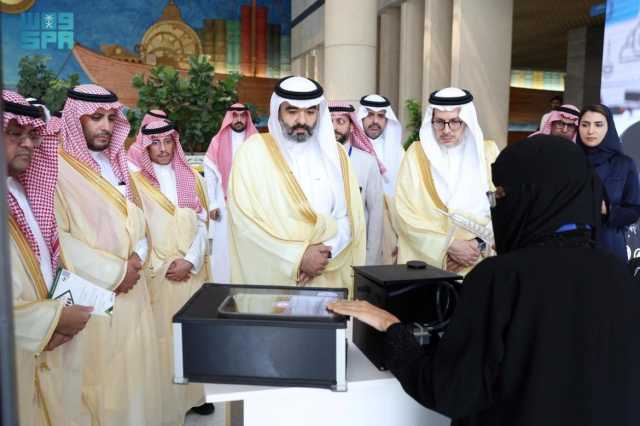 وزير الاتصالات يجتمع بقيادات وطلاب جامعة الملك عبدالعزيز