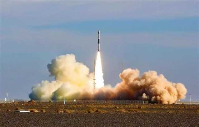 الصين تطلق صاروخًا على متنه 3 أقمار اصطناعية