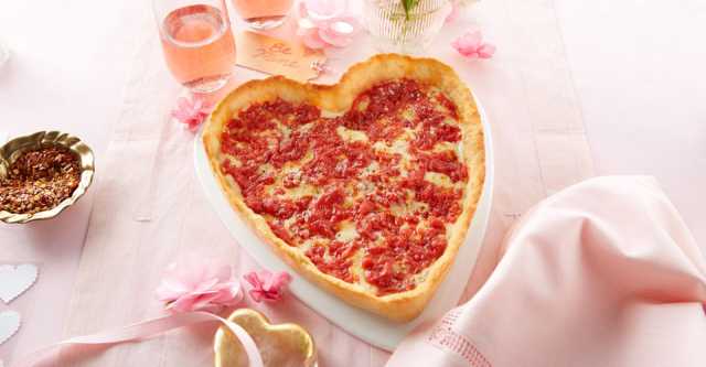 طريقة عمل بيتزا الجبن والطماطم علي شكل قلب