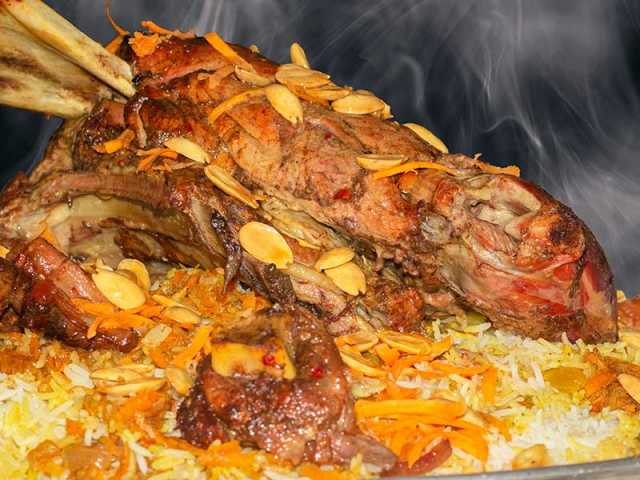 أطباق رمضان.. طريقة عمل أرز البخاري مع كتف الخروف المشوي