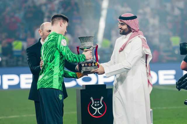 معالي نائب وزير الرياضة يتوّج برشلونة بلقب كأس السوبر الإسباني