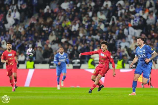 شاهد| الهلال يتعادل مع ضمك ويهدي صدارة روشن لـ” الاتحاد”