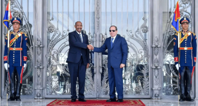 أكد السعي لإجراء انتخابات نزيهة.. البرهان: لا عودة لـ«الإخوان».. والجيش لن يحكم السودان