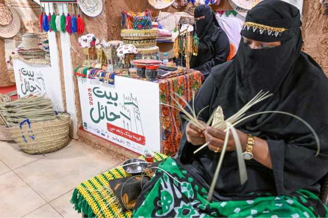 صناعة “الخوص” موروث تاريخي يأخذ زوار بيت حائل إلى حقبة من الزمن الماضي الجميل