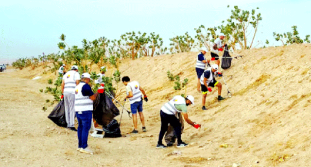 متطوعون يزيلون المخلفات في«وادي الطوقي»