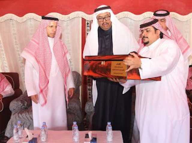 نادي الثقبة يكرم الرئيس الشرفي سعد العتيبي