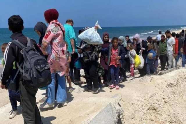 سكان غزة يحاولون العودة إلى شمال القطاع.. والاحتلال يستهدف النساء والأطفال