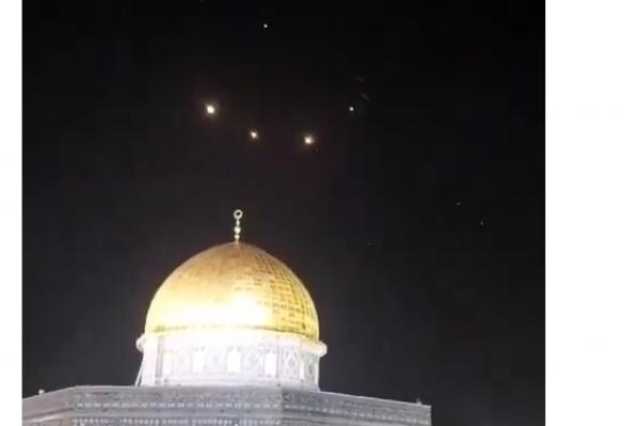 بالفيديو.. صواريخ إيران تضئ سماء القدس.. وإصابة مباشرة لقاعدة عسكرية في جنوب إسرائيل