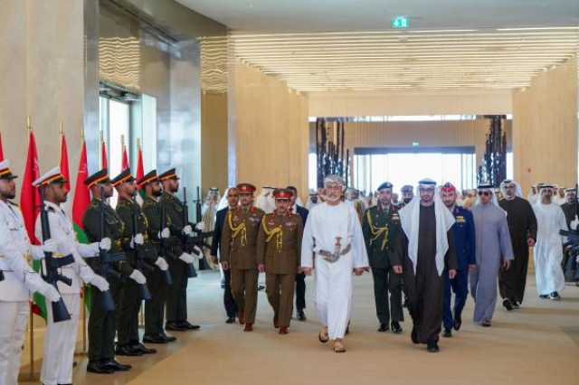 جلالة السلطان يعود إلى أرض الوطن قادما من الإمارات