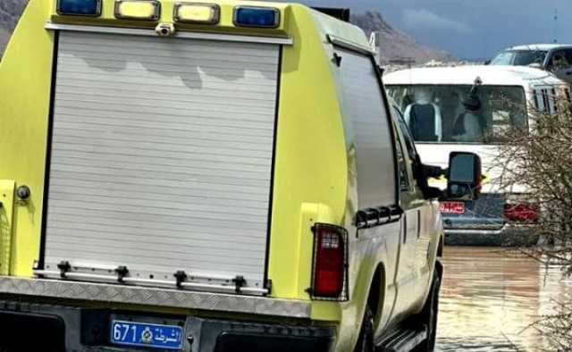 إنقاذ 27 شخصاً جراء احتجاز حافلة بمجرى وادٍ بولاية إبراء