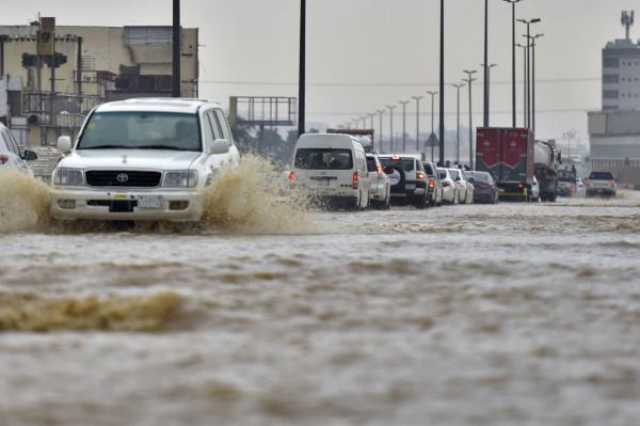 بالفيديو.. سيول غير مسبوقة بالسعودية وغرق أحياء سكنية بسبب الأمطار الغزيرة