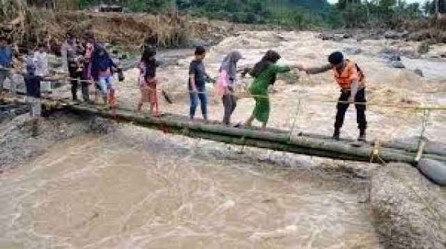 ارتفاع عدد قتلى الفيضانات في إندونيسيا إلى 50
