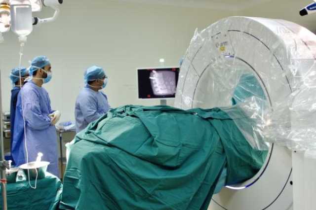 الأولى من نوعها في عمان.. مستشفى خولة ينجح في إجراء عملية جراحية لطفلة تعاني من 'الجنف'