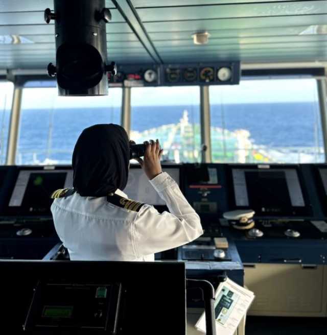 أدوار رائدة وعطاءات مميزة للمرأة العاملة في القطاع البحري