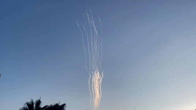 يديعوت أحرونوت: سماع دوي انفجارات في جميع أنحاء إسرائيل