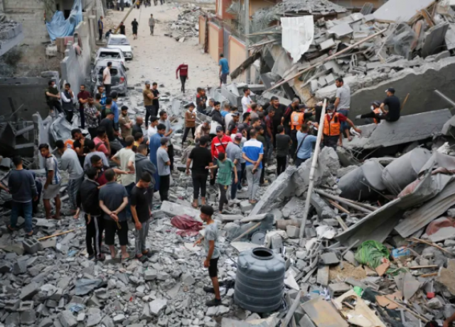 قصف مكثف على رفح وشمال غزة واستشهاد الصحفي بهاء عكاشة وعائلته (فيديو)